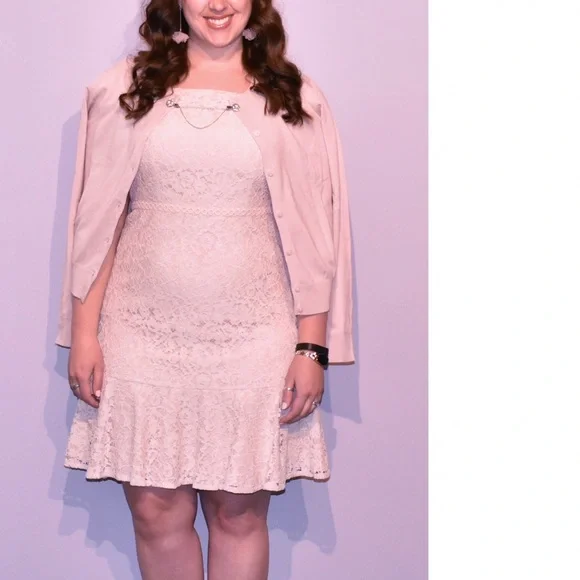 Ivory off-the-shoulder lace dress - Picture 8 of 8